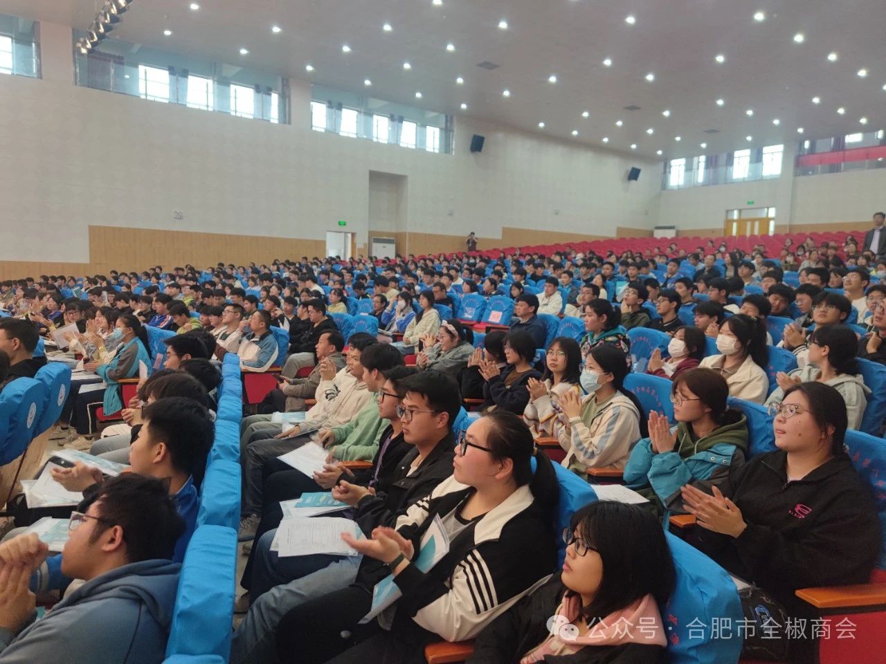 为助力学子大学梦，合肥市全椒商会教育专委会走进家乡全椒第八中学开展“共筑大学梦 一起向未来”公益讲座活动
